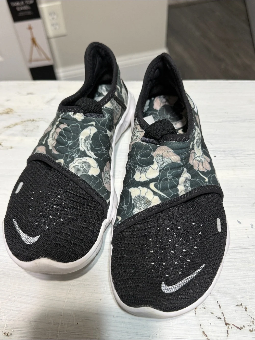 Nike Free RN Flyknit 3.0 sneakers in a black floral colorway size 8
